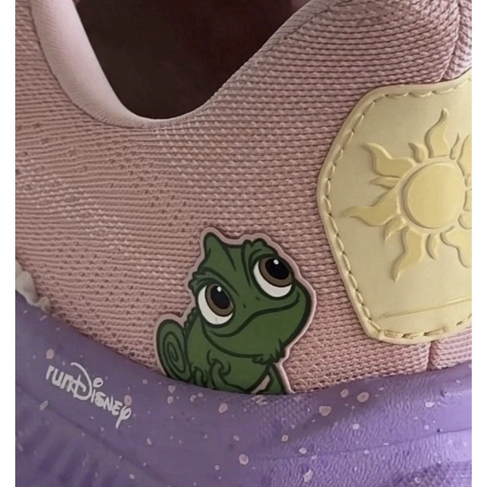 WDW 2026 RunDisney Brooks Ghost 17 Rapunzel Princess Shoes Womans SZ 8.5 Tangled - Picture 6 of 9